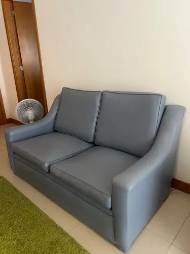 Sofá 2 lugares em couro sintético azul acinzentado