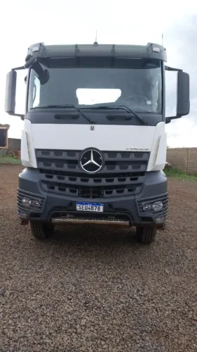 CAMINHÃO PLATAFORMA MERCEDES BENZ AROCS 3351P 6X4 23T 510CV 23/23
