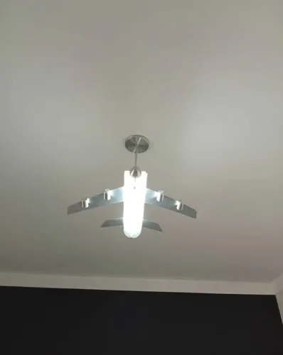 Lustre pendente infantil de avião 