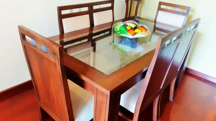 Mesa de Jantar madeira maciça c/ tampo de vidro (moderna)
