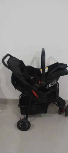 Carrinho de bebê Voyage Delta com bebê conforto acoplável