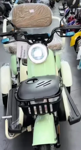 Triciclo elétrico 3 lugares com ré , painel digital, bateria de elition 