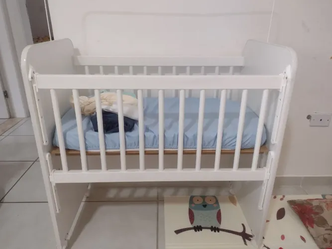 Mini berço, acompanha colchão, 5 lençóis e 1 tela mosquiteiro