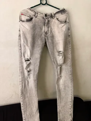Calça jeans cinza meio branca