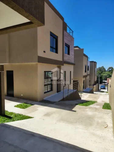 Sobrado á venda em Curitiba / 159M² de área/ 3 Quartos com um sendo suíte / aproximadament