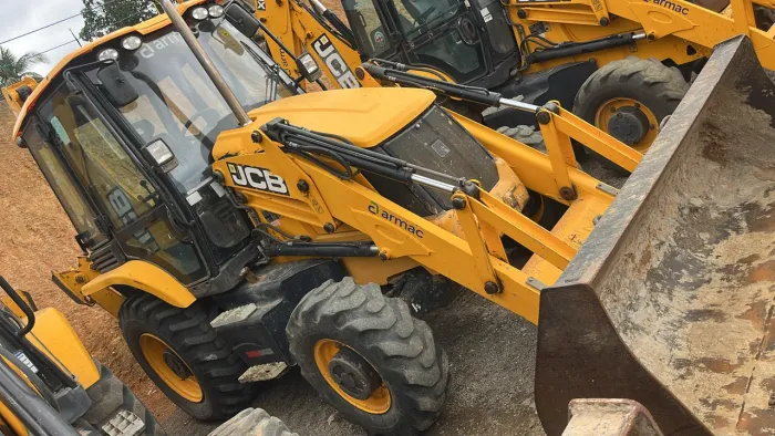 RETROESCAVADEIRA JCB 3CX 2022