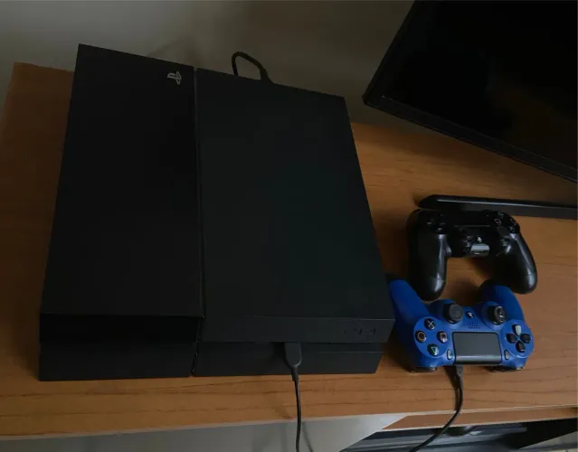 PS4 + 2 Controles