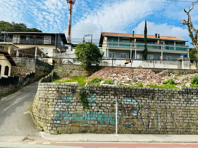 Terreno escriturado, pronto pra financiar.