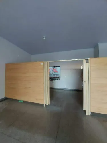 Galpão Comercial no Bairro São Vicente com Banheiro e Pia - 30m²