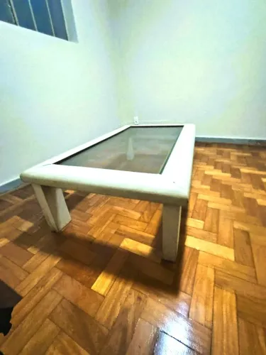 Mesa de centro em madeira patinada e vidro