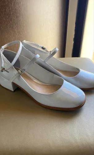 Sapato branco boneca Schutz