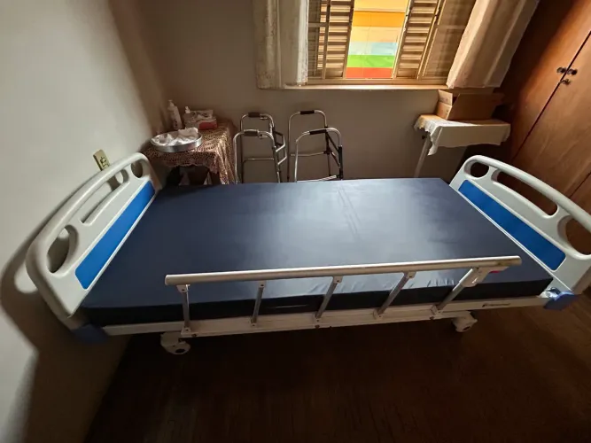 Cama hospitalar 3 movimentos manual + colchão + mesa de refeição.