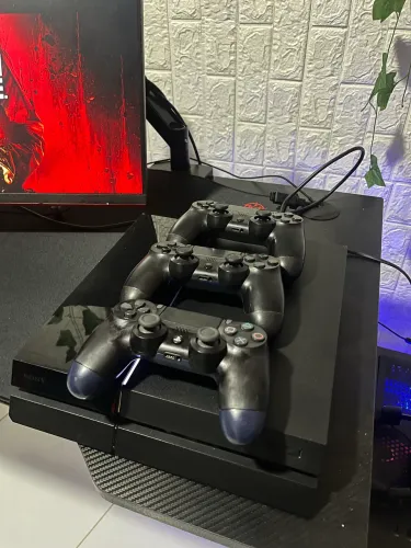PLAYSTATION 4 FAT + 3 CONTROLES + PS PLUS