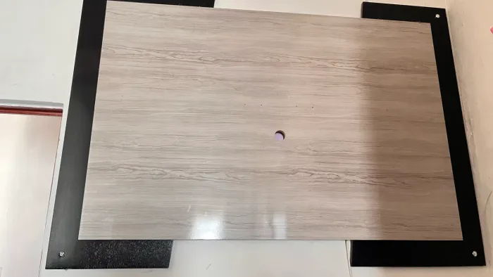 Painel para TV com rack suspenso em bom estado