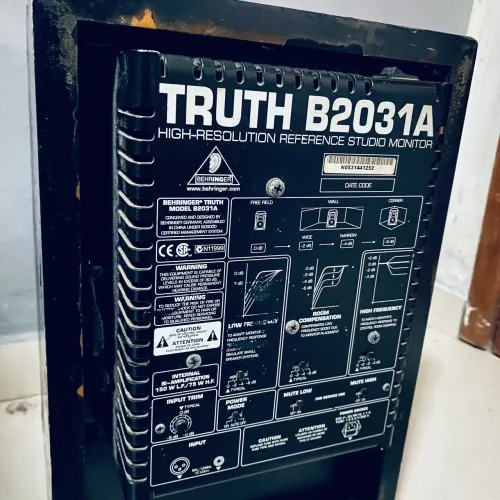 Par de Monitores de referência Behringer ativa 2031