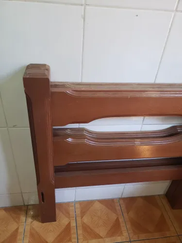 Cama de solteiro em madeira de lei 