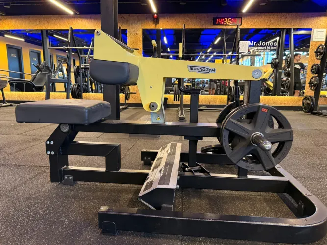 Cadeira technogym para panturrilha