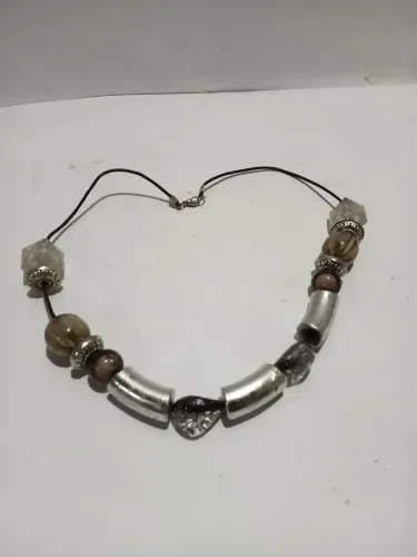 colar feminino com contas e pingentes