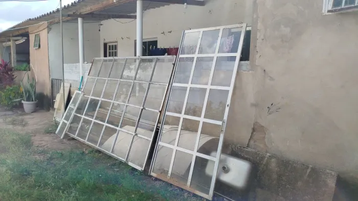 Vendo grade barato com porta de correr