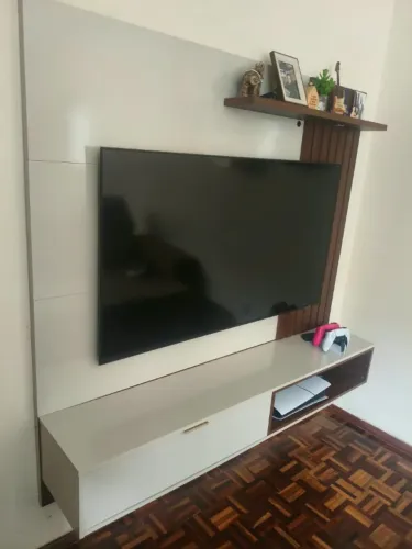 Painel de TV com nicho e prateleira - 1,60 m