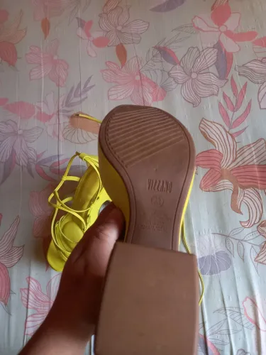 Vendo 2 sandálias e um scarpin número 34 e as sandálias 35