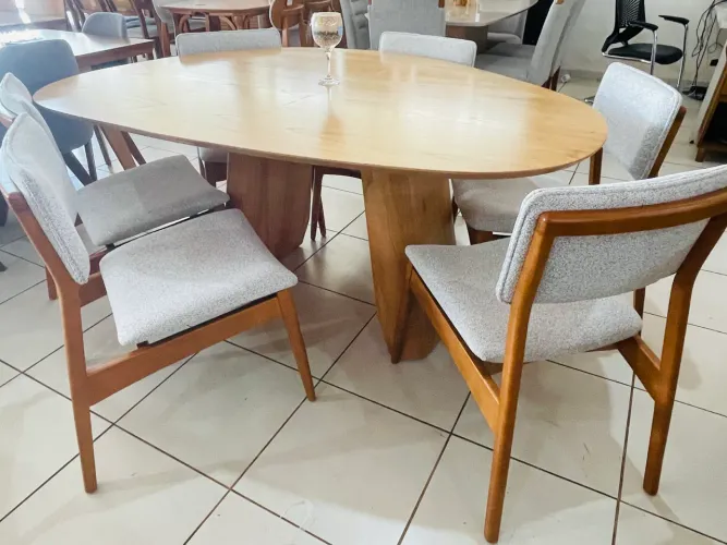 Mesa de jantar orgânica em madeira com 6 cadeiras estofadas