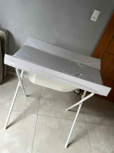 Banheira com trocador, suporte de sabonete e shampoo