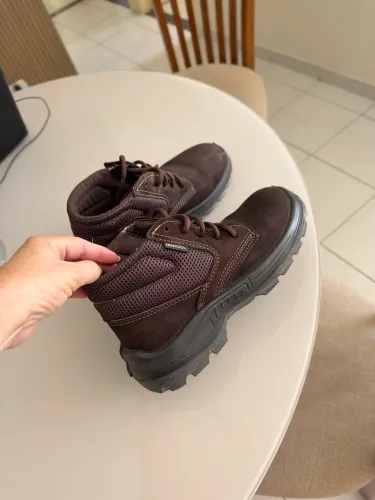 Vendo bota de segurança