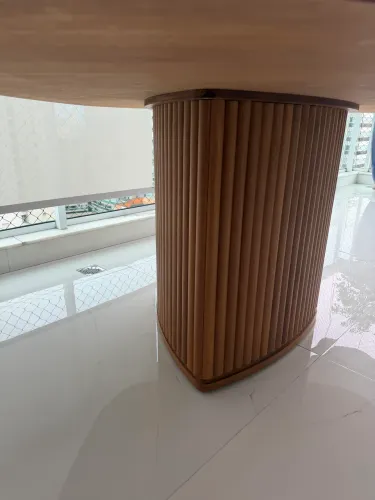 Mesa orgânica de madeira