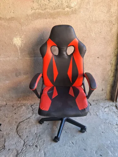 Vendo cadeira de gamer por 150 reais entrego