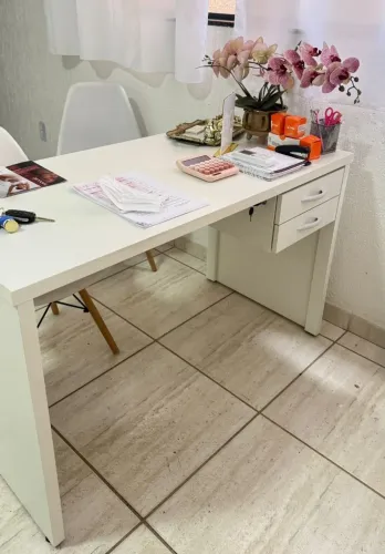 Mesa planejado com gavetas