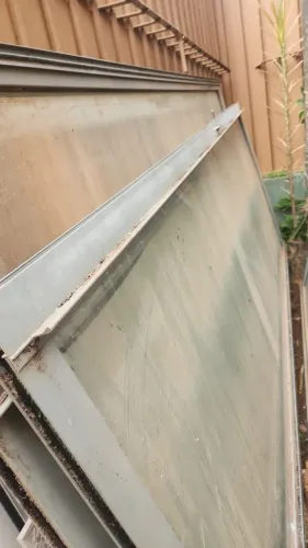 Vendo 4 portas com vidro fosco, com portais em metal cinza de 2,35 m por 1,25 m