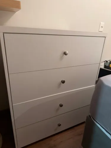 Cômoda Branca 4 Gavetas 100% MDF (Apenas 6 meses de uso) - Com Rodinhas