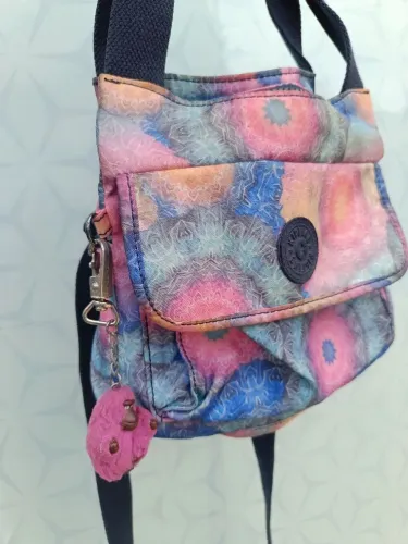 bolsa Kipling colorida com estampa tipo mandala