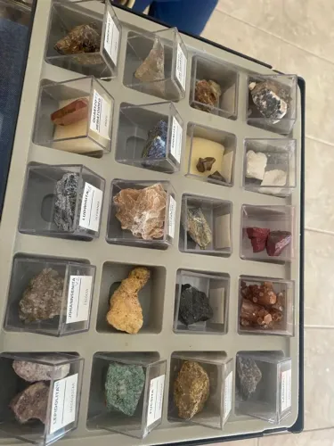 coleção de minerais e pedras preciosas