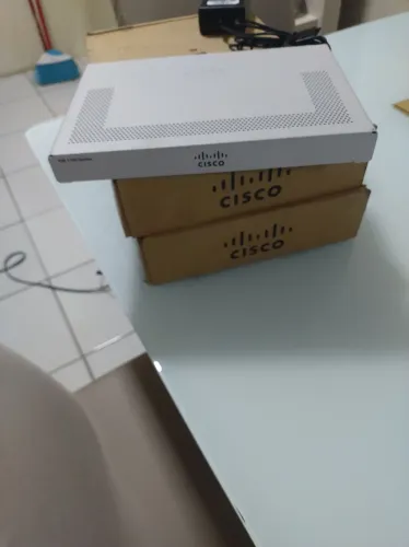 Roteador Cisco da série ISR 1100, identificado