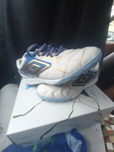 Chuteira de society da umbro