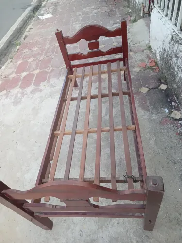VENDO UMA CAMA DE SOLTEIRO MADEIRA MACICA