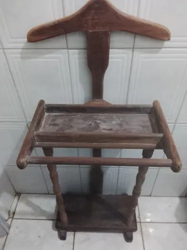 Mancebo antigo de madeira com calçeiro 