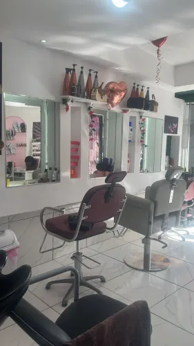 Cabeleireiro e manicure urgente 