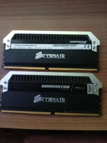 Kit Memória RAM Corsair Dominator Platinum 8GB (2x4GB) DDR4 3000MHz CL15
