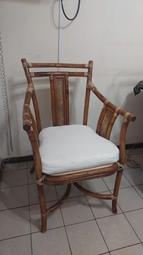 Cadeira de madeira com almofada
