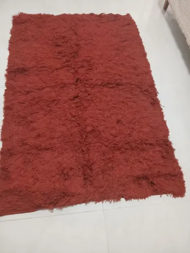 Tapete vermelho escuro medindo 1,40 × 1,00 retirar na Imbibeira