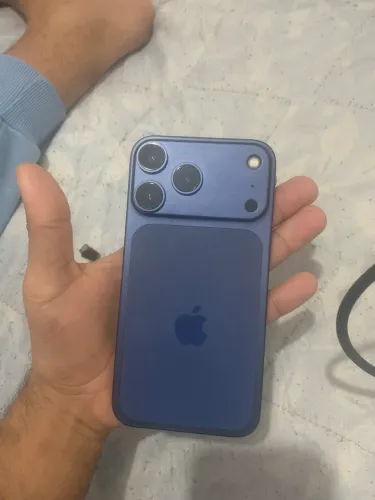 iPhone XR na carcaça do 17pro max