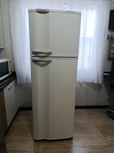 Geladeira Electrolux Super Freezer Frost Free - Conservada e Completa