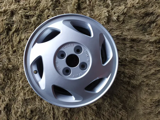 Uma roda aro 14 Monza GLS