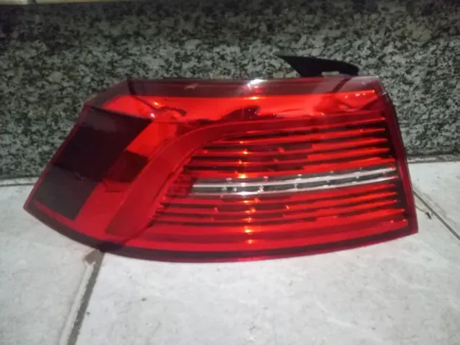 Lanterna traseira esquerda Volkswagen Passat 2018