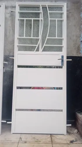 Porta tamanho padrão de chapa dobrada 