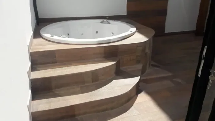 Spa com Hidromassagem Redondo de 4 lugares (jacuzzi, Ofurô, banheira) completo.