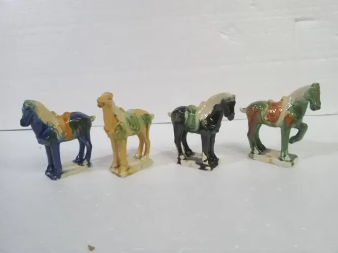 Cavalos em porcelana, vitrificados. Leia o anúncio.